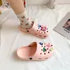Zuecos transpirables de suela blanda antideslizantes para mujer con dibujos animados, sandalias de moda de verano para exteriores, pantuflas huecas estilo coreano