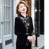 Nueva camiseta de terciopelo estilo chino de primavera y otoño, imitación de dos piezas, para madres, top abotonado estilo chino tradicional talla grande para mujeres de mediana edad y mayores