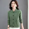 Cardigã novo estilo 2026 para mães, com design de malha de gola aberta e caimento relaxado, perfeito para outono e inverno, e uma peça de sobreposição versátil que te deixa mais jovem