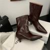 Botas Curtas Casuais Bico Fino Salto Agulha para Mulheres 2026 Outono Nova Moda Botas de Moda Versáteis Botas Finas Botas de Salto Alto