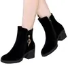 Botas femininas de camurça para tornozelo, novo estilo outono e inverno 2026, forradas com pelúcia, salto grosso, antiderrapantes, botas de algodão, bico redondo, salto médio, botas Martin
