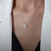 Collar de acero de titanio chapado en oro con colgante de jade hetiano, cadena cruzada, temperamento elegante y agradable, estilo chino nacional y moderno.