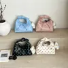 Bolsa de ombro estilosa e casual, design minimalista, nova coleção de verão 2026, bolsa de axila feminina da moda com bolinhas