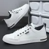 Sapatos Masculinos 2025 Nova Moda Primavera Versátil Painel de Couro Resistente ao Desgaste Solado Macio Esportivo Casual Sapatos Brancos Tendência Masculinos