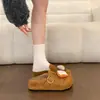 Decoración de Muñeca Oso Tostado Chanclas Birkenstock de Suela Gruesa para Mujer Otoño 2026 Nuevo Retro Transpirable Ropa de Exterior con Chanclas de Falda