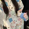 Divertido y juguetón conjunto de pijama de manga larga para mujer con estampado de perro y gato inspirado en la dopamina, adecuado para primavera y otoño, con cuello de solapa, diseño de bloques de color y se puede usar como ropa de estar por casa o como prenda exterior.