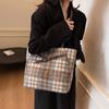 Bolso de Lana a Cuadros de Gran Capacidad para Mujer 2025 Otoño e Invierno Nuevo Bolso de Hombro Textura Retro Bolso de Hombro Tipo Cubo para Viajes