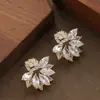 Pendientes de botón de flor de circón estilo hada, a la moda, sencillos y exquisitos, con diamantes brillantes y un toque único de alta gama.