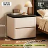 Mesita de noche de madera maciza cuidadosamente seleccionada, modelo nuevo para uso doméstico, lujo ligero, estilo vintage pequeño color crema, mueble de almacenamiento de alta gama para mesita de noche