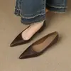 ¡No más pies cansados! Zapatos Planos Ocultos que Aumentan la Altura, Color Nude, Puntiagudos, Boca Baja, Otoño 2026, Simples, Versátiles, Cómodos, de Piel
