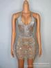 Atuendo de Fiesta Soñador, Comprado en Tienda, Cadena Brillante de Pedrería, Cuello en V, Espalda Descubierta, Falda Corta, Sexy