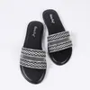 Sandálias Femininas Planas de Verão 2026 Novo Estilo com Uma Tira, Bico Redondo, Slip-On, Salto Baixo, Leves, Confortáveis, Estilo Étnico