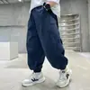 Novas roupas de outono para meninos: Calça casual plissada na frente, com punho ajustável, para crianças mais velhas, 2026 primavera/outono, calça reta solta de algodão, moderna
