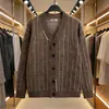 Suéter de cárdigan a rayas Maillard retro japonés para hombres y mujeres, chaqueta de punto casual holgada estilo universitario con cuello en V para otoño e invierno