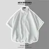 Camisa leve de manga curta para o verão para homens, com um design único, estilo de Hong Kong e japonês, cor sólida, casual e elegante