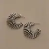 Brincos de metal em formato de girassol com C-ring, luxo leve, alta qualidade, modernos, versáteis, brincos de nicho com design vintage