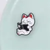 Broche de metal de gatito blanco para lectura perezosa transfronteriza, pin de gatito de dibujos animados de orejas rojas leyendo, insignia decorativa artística
