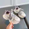 Zapatillas para niñas 2026 primavera y otoño estilo nuevo zapatos de papá para niños malla transpirable velcro suela suave estudiante zapatillas para correr