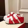Velcro Feio Bonito Cabeça de Concha Treinamento Alemão Sapatos de Pão Feminino 2026 Novo Versátil Aumento de Altura Interna Casual Esportes Sapatos de Prancha Pequena