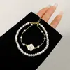 Pulseira Duas Peças Flor de Camélia Pérola Eletrodepositada em Ouro Real Pulseira Elegante Europeia e Americana Design de Nicho Joia de Mão para Mulheres