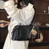 Bolso de mano con remaches estilo coreano, bolso de hombro, gran capacidad, adecuado para ir al trabajo, versátil, moderno y perfecto para un look elegante