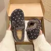 Zapatos casuales cálidos de lana con hebilla de lunares nuevo otoño invierno 2026 boca poco profunda zapatos de un solo color para mujer tacón oculto cómodos zapatos de pelo