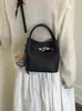 Bolsa de Mão Tipo Balde Simples e Versátil para Mulheres, Nova Moda Primavera 2026, Alta Qualidade, Bolsa de Ombro e Transversal de Luxo Leve
