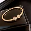 Pulsera Redonda Entrelazada Hueca Transfronteriza Europea y Americana, Pulsera de Declaración Moderna y Única, Joyería de Lujo Ligero de Gama Alta para Mujeres