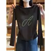 Camiseta feminina de gola V, manga longa, corte slim, acinturada, na cor cáqui, feita de algodão puro, projetada para valorizar a silhueta, para o outono de 2026