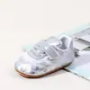 Novos sapatinhos de bebê com sola de borracha e estampa floral, sapatos pré-caminhada confortáveis e estilosos para meninos e meninas