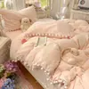 Juego de cuatro piezas bordado de terciopelo de leche grado A para otoño e invierno, estilo princesa francesa, funda de edredón de vellón de coral engrosado, sábana bajera y juego de ropa de cama