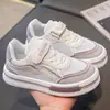 Sapatos Infantis Tênis de Skate Infantil Verão 2025 Malha Única Respirável Novo Estilo Sapatos Infantis Tênis para Meninos e Meninas Malha Branca