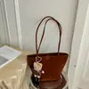 Bolso Pequeño de Felpa y Gamuza Simple para Mujer 2026 Nuevo Elegante Retro Bolso de Hombro Único Otoño Invierno Sensación de Alta Gama Bolso tipo Cubo para Debajo del Brazo