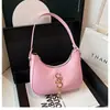 Bolsa Feminina de Verão 2025 Simples e Popular com Letras de Metal Novo Estilo Bonita Elegante Tendência Moda de Mão ou Ombro Meia-Lua