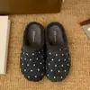 Mules fechadas estilo Birkenstock com solado grosso e estampa de bolinhas para mulheres, coleção outono 2026, design slip-on, versáteis e confortáveis para uso ao ar livre