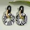 Pendientes Ovalados Rayados Huecos Geométricos de Acrílico Europeos y Americanos, Pendientes Únicos Retro de Nicho de Gama Alta para Mujer