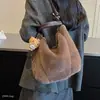 Bolso de trabajo versátil y elegante para otoño/invierno: un bolso de peluche para el hombro para 2026, un bolso casual moderno y espacioso para mujer