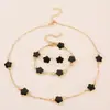 Brincos, Colar e Pulseira da Sorte Flor de Cinco Folhas Vendidos Quentes Transfronteiriços, Conjunto de Joias Simples de Flor de Cinco Pétalas para Mulheres