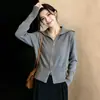 Coleção de outono para mulheres plus size: um top de tricô estiloso e minimalista com design de zíper duplo e um corte que valoriza