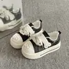Tênis brancos fofos de filhote com velcro e sola grossa para mulheres, novos tênis esportivos de primavera 2026, mocassins casuais versáteis