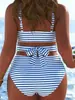 Traje de baño de dos piezas a rayas azules y blancas de talla grande con cintura alta para mujer, escote en V con corte cruzado, efecto fruncido y cobertura para figuras curvilíneas