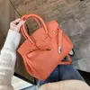 Bolsa Grande Estilo Coreano Transfronteriza Bolso Portátil de Piel Granulada Moda Nueva 2025 Bolso Kelly con Pañuelo de Seda Bolso Cruzado para Mujer Bolso de Hombro
