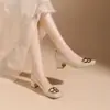 416-3 Zapatos de Mujer Estilo Francés de Charol con Boca Poco Profunda, Tacones Altos de Cuña Gruesa de Punta Cuadrada con Hebilla de Mariposa de Gama Alta, Lujo Ligero