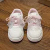 Zapatos para niñas 2026 nuevos primavera y otoño zapatillas blancas para niños zapatos deportivos para niñas zapatos con panel de cuero antideslizantes para niñas mayores