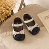Sapatos pequenos de couro para meninas para primavera e outono, sapatos da moda com sola macia para bebês e pré-escolares, sapatos de mola estilo princesa para crianças pequenas