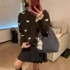 Cardigan Tricotado Novo Estilo Coreano Estilo Preguiçoso Gola Redonda para Mulheres com Jacquard de Coração em Contraste Casaco Suéter Elegante Versátil Outono e Inverno