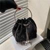 Textura de alta calidad Bolso pequeño para mujer Verano 2022 Nuevo Diseño de nicho a la moda Bolso cruzado de cadena Bolso de cubo portátil