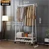 Cabide de chão para quartos, simples e fácil de usar, com design reforçado, adequado para pendurar roupas e chapéus, e pode ser movido pela varanda para secar roupas.