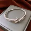 Pulsera con Cierre de Pinza de Cruz para Uñas Chapada en Oro Real de 18K con un Diseño Único, Pulsera de Nicho, Joyería de Moda y Personalizada para Mujeres, Mayoreo
