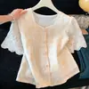 Verão 2026 Novo Estilo Elegante e Juvenil Versátil Top Curto com Bordado Pesado e Acabamento em Renda Camisa de Chiffon de Manga Curta para Mulheres